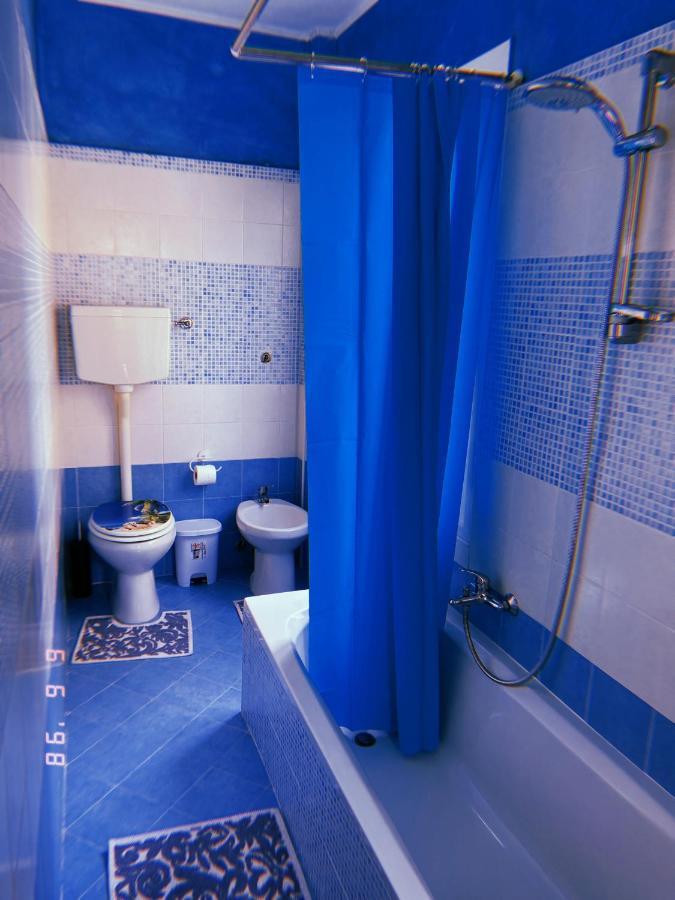 La Casa Del Giglio Hotel Albenga Bagian luar foto