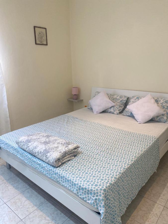 La Casa Del Giglio Hotel Albenga Bagian luar foto